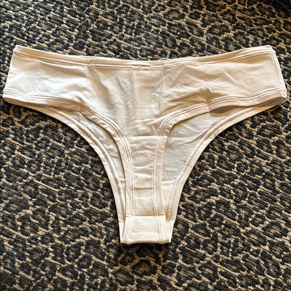 Skims Fits Everybody Thong Sand Size Small - Picture 3 of 4